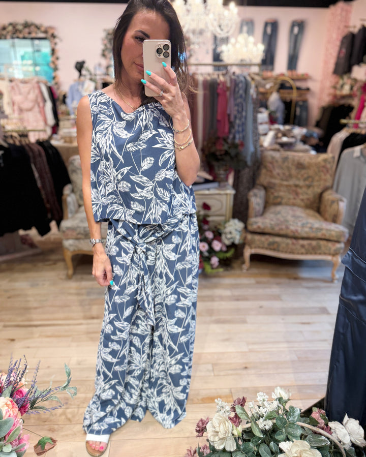 The Naomi Floral Wide Leg Pants - Blue