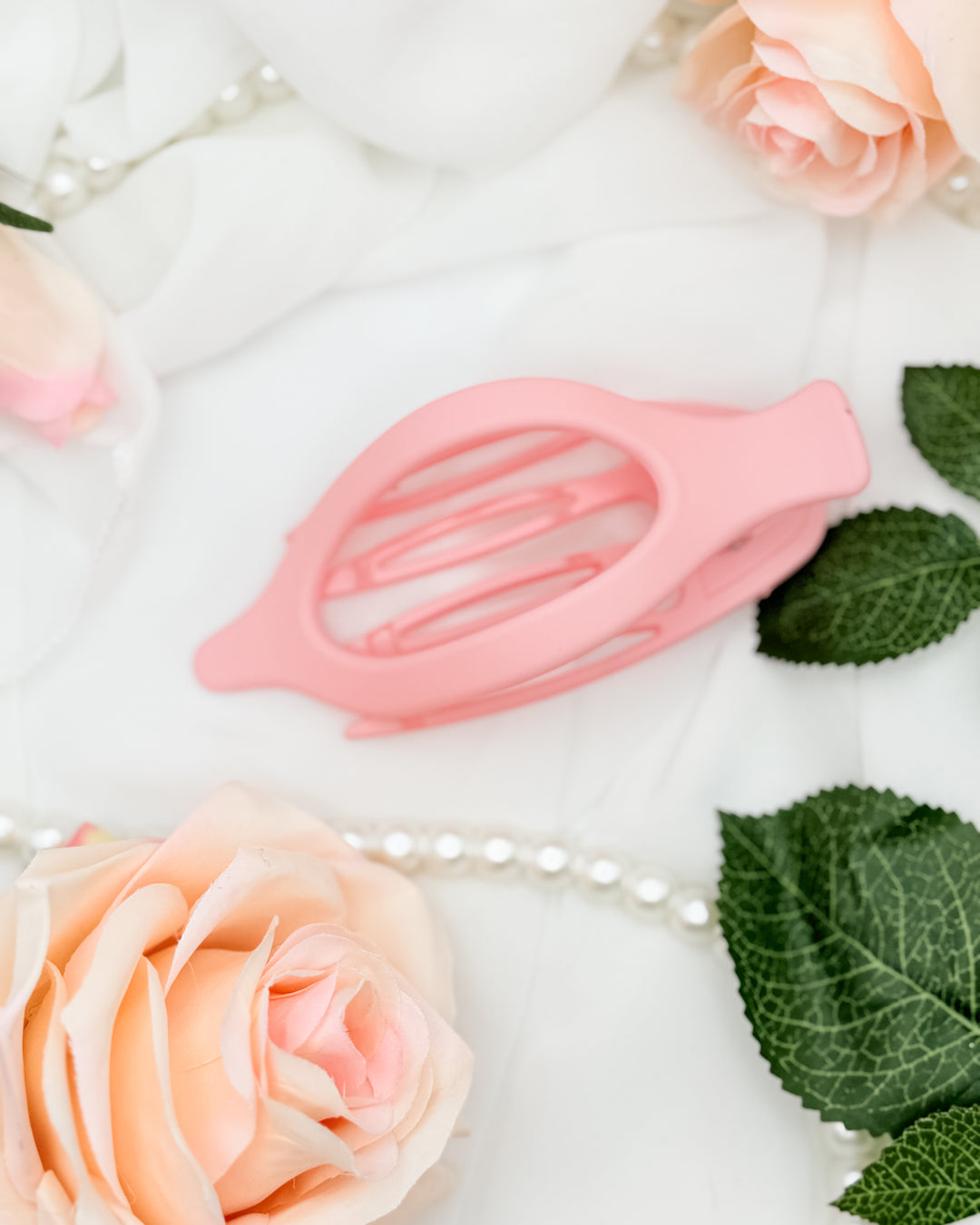 The Oval Lay Down Flat Hair Claw Clip