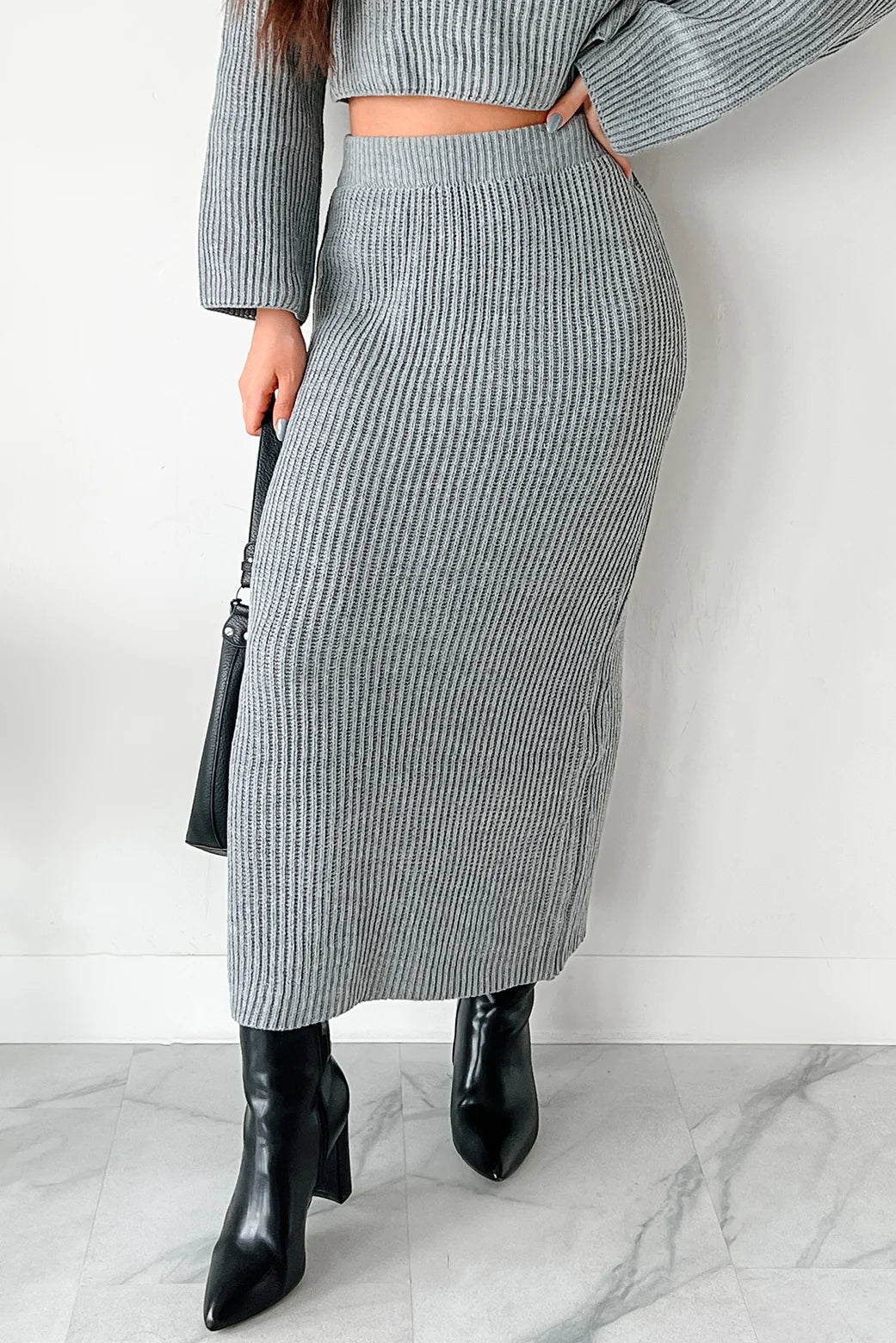 Heather grey ribbed knit midi skirt with an elastic waistband and midi-maxi length