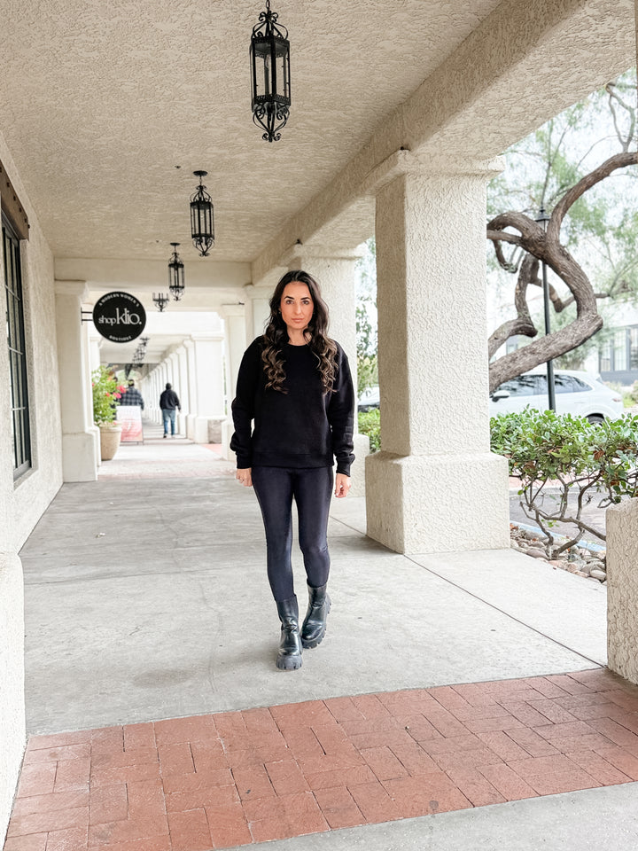 The Cropped Essential Sweatshirt - Black