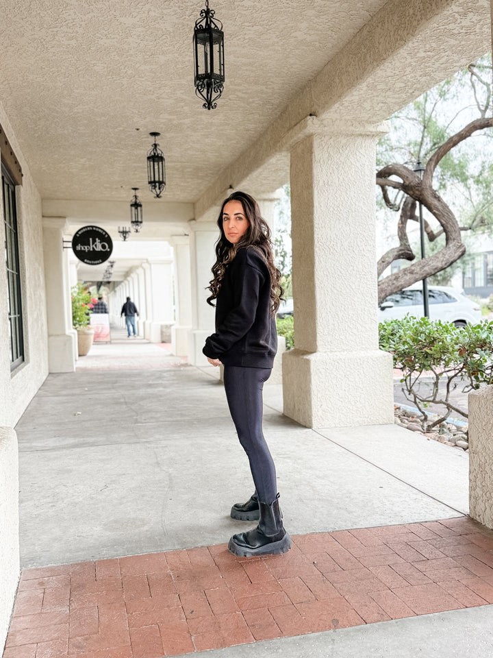 The Cropped Essential Sweatshirt - Black