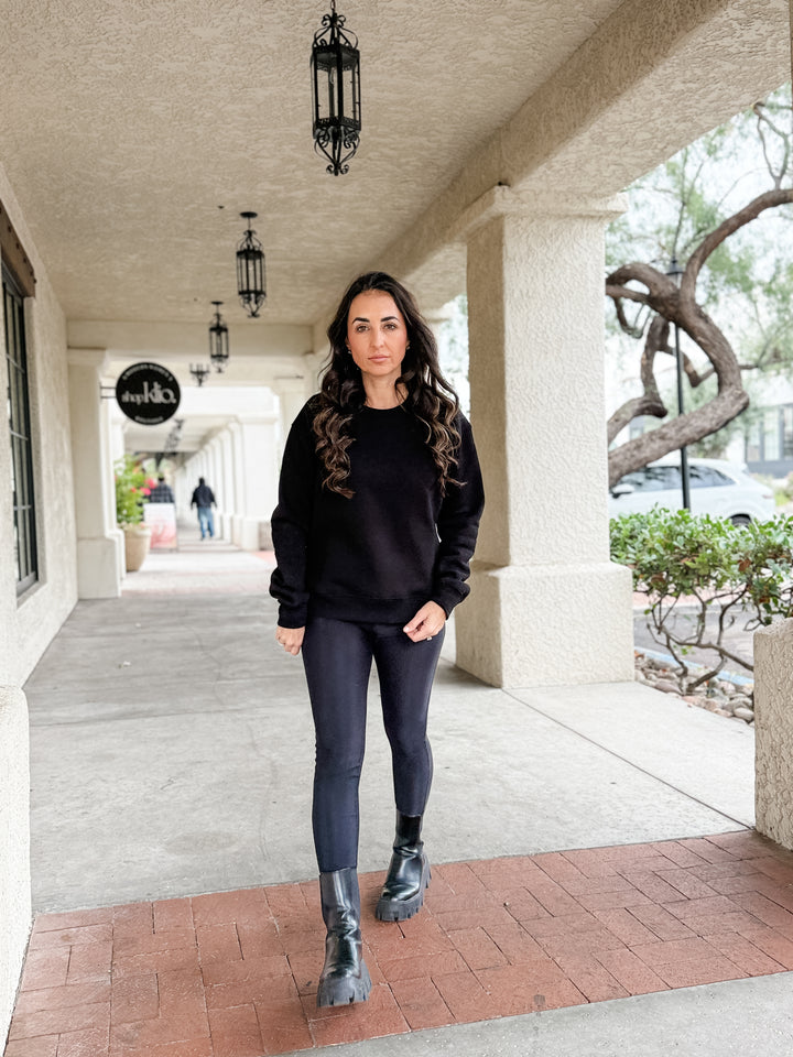 The Cropped Essential Sweatshirt - Black