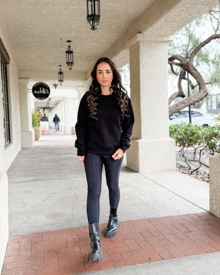 The Cropped Essential Sweatshirt - Black